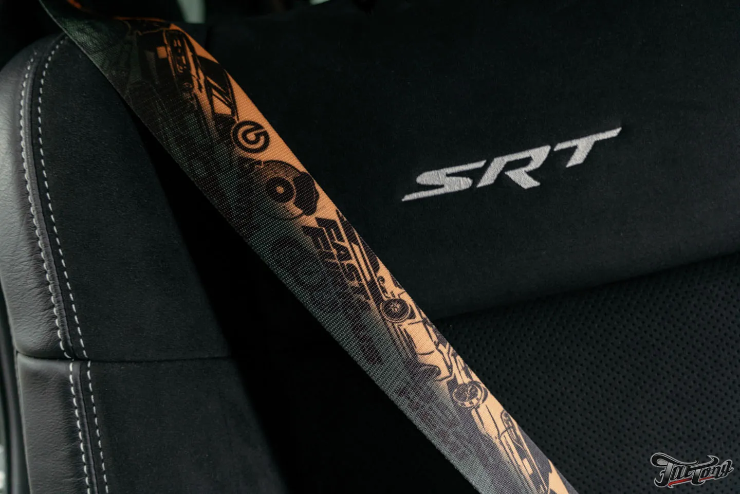 Изготовили и установили цветные ремни с принтом на большой проект Dodge Durango SRT